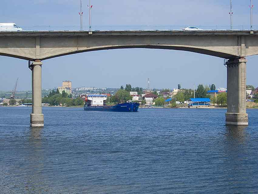 В Камышине смельчак открыл  «сезон» опасных прыжков с моста