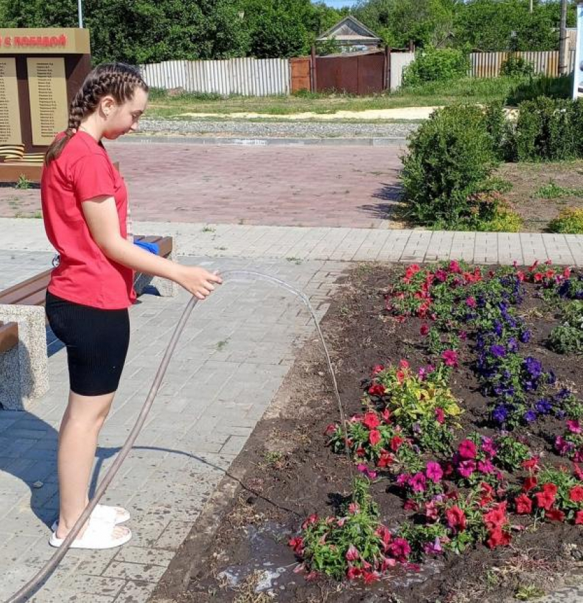 В Камышинском районе школьники вышли на работу за первую зарплату