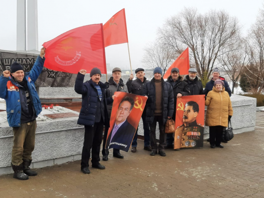 В Камышине представители политического движения Николая Платошкина пришли к святым мемориалам 2 февраля