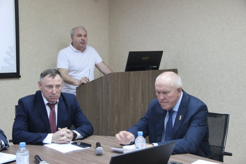 В Камышине чиновники и администраторы что-то говорили о трудоустройстве вчерашних студентов КТИ