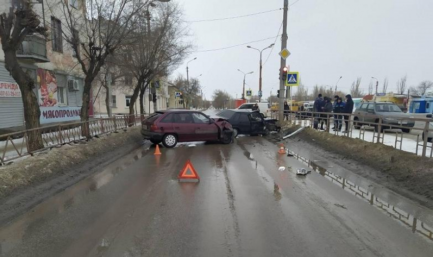 В Камышине у «Молодежной» молодой водитель вылетел на «встречку» и устроил лобовое столкновение