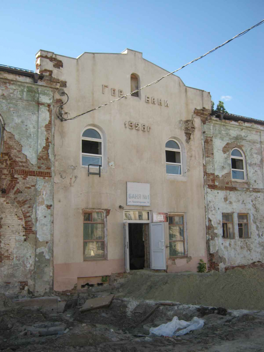 В Камышине самым ужасным зданием на улице Пролетарской выглядит старая баня, но это только пока