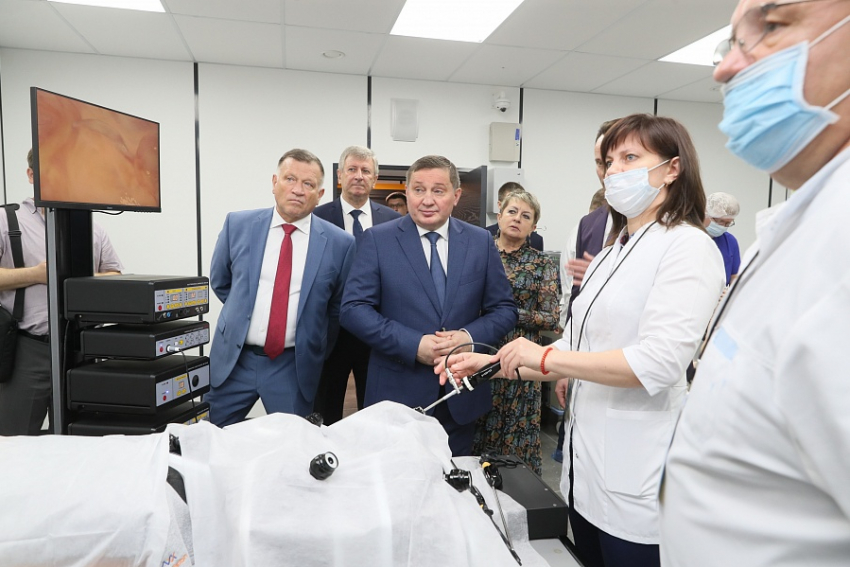 Губернатор Андрей Бочаров предостерег от «игр на удачу» с коронавирусом и призвал всех вакцинироваться