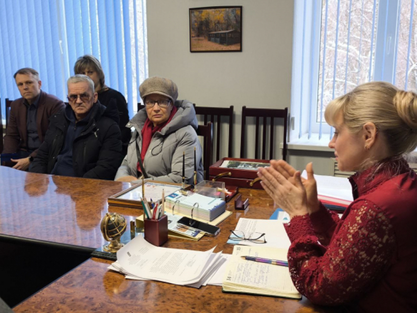 Глава Камышинского района Елена Береговая встретилась с пострадавшими от взрыва бытового газа в доме