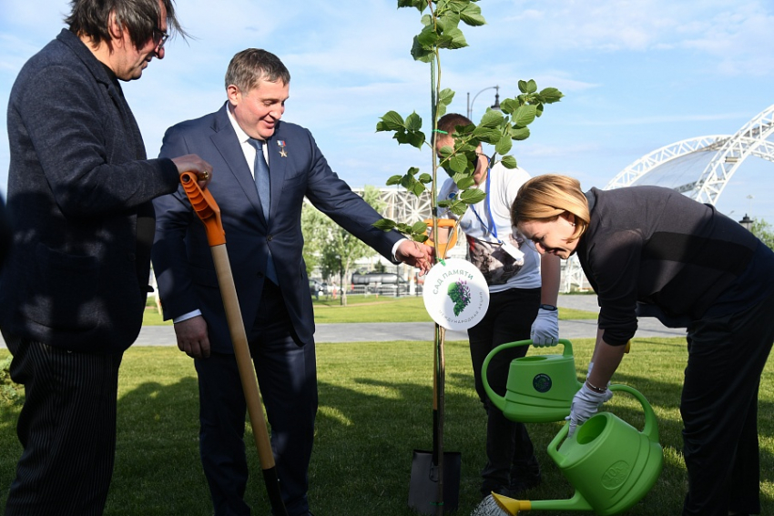 Новый российский министр культуры Ольга Любимова прилетела в Волгоград и посадила деревья на Мамаевом кургане