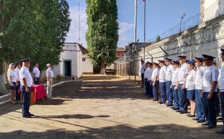 По какому случаю в Камышине в СИЗО №2 вручали медали и погоны