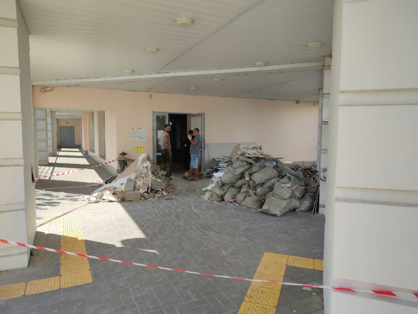 В Камышине посетители головного офиса Сбера на Партизанской не могут попасть вовнутрь - сколько продлится ремонт, пока неизвестно