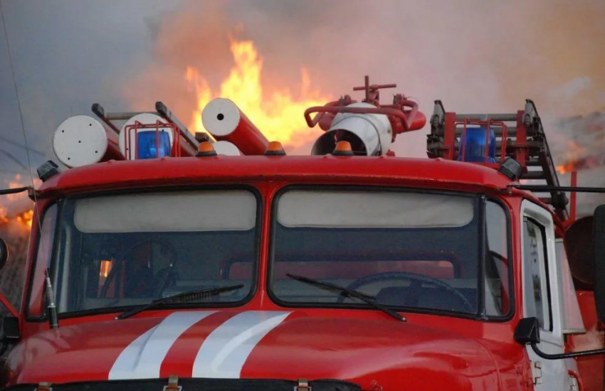 В селе Лебяжьем Камышинского района пожарные спасли человека из горящего дома