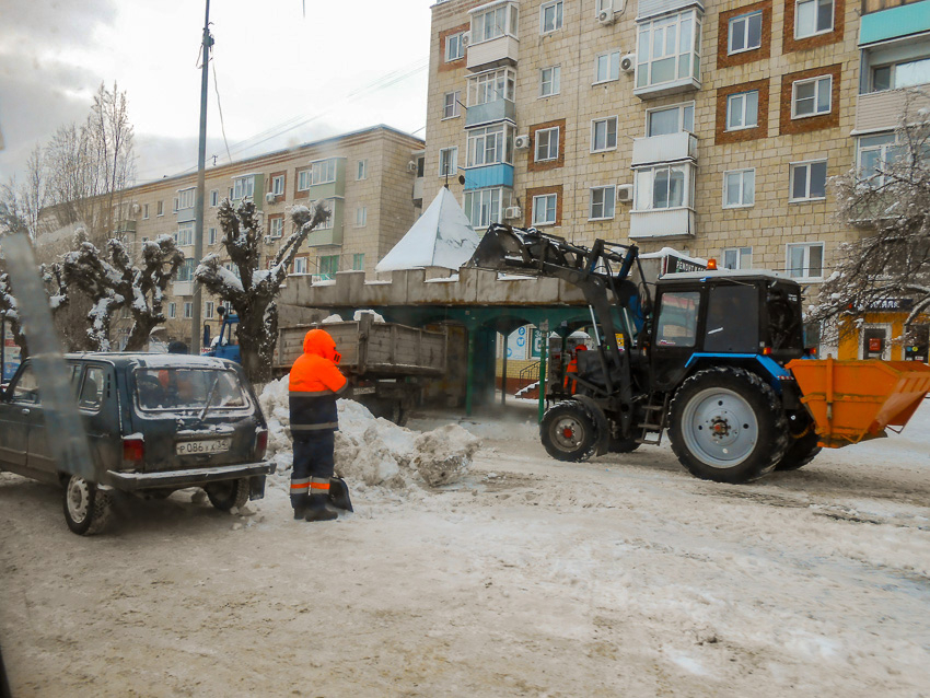 В Камышине разгребли снег на остановках и на крышах над ними
