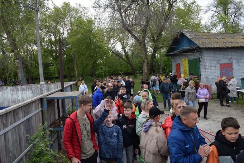 На сайте администрации Камышина показали очередь за солдатской кашей в парке Комсомольцев-добровольцев 9 мая