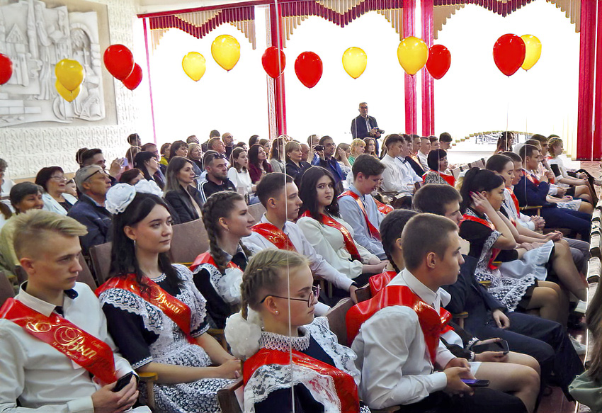 Стали известны школьники Камышина - именные стипендиаты города, которые  будут получать по 1 тысяче рублей в месяц
