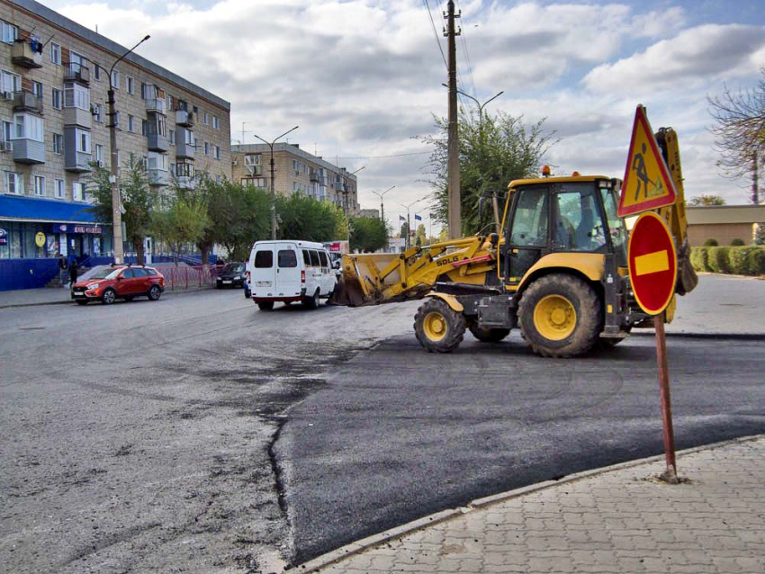 В Камышине дорожники завершают работы на перекрытой улице Крупской с опозданием по срокам