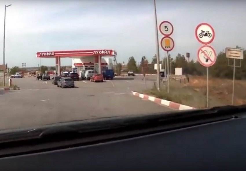 На трассе Камышин - Волгоград местные жители перекрыли заправку из-за «оживших» цен на бензин