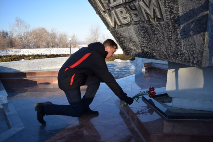 Первый заместитель главы администрации Камышина Дмитрий Резвов возложил цветы к мемориалам в День Героев Отечества