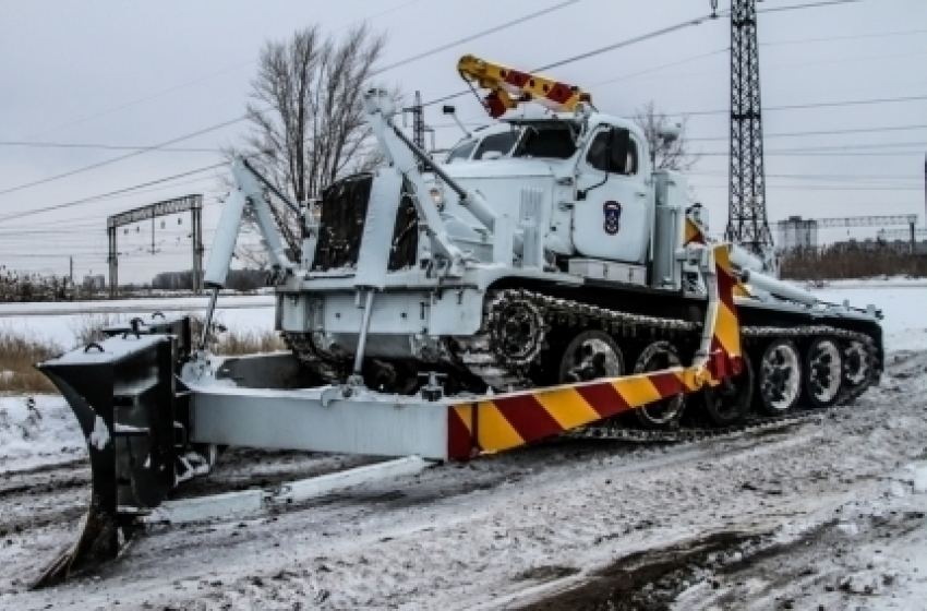 В Волгограде на борьбу с наледью впервые вывели танк МЧС