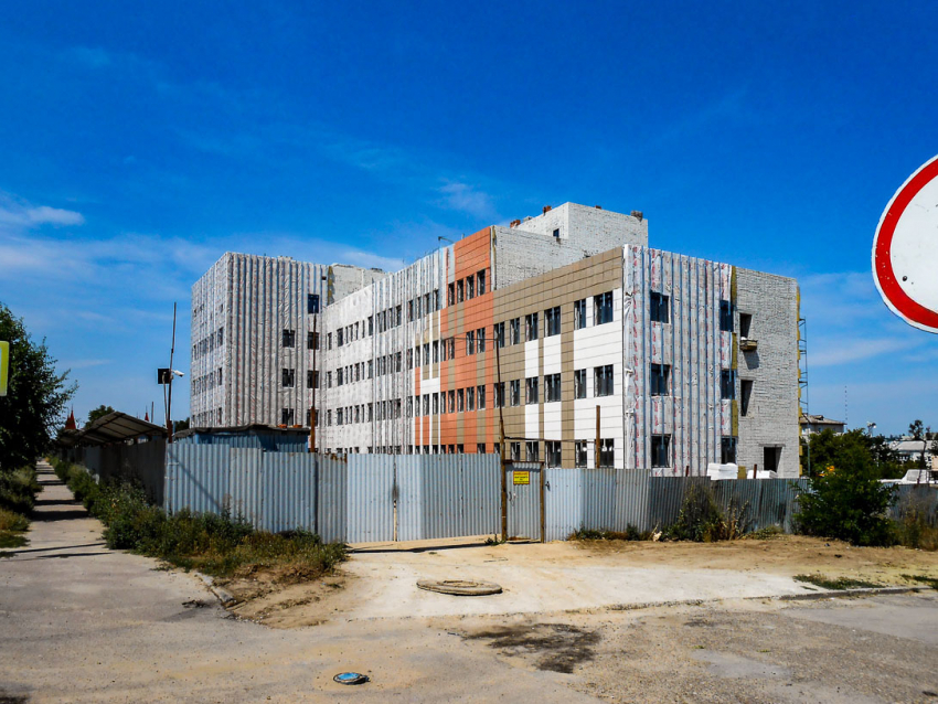 В Камышине на «губернаторском объекте» - здании поликлиники на улице Советской начались облицовочные работы