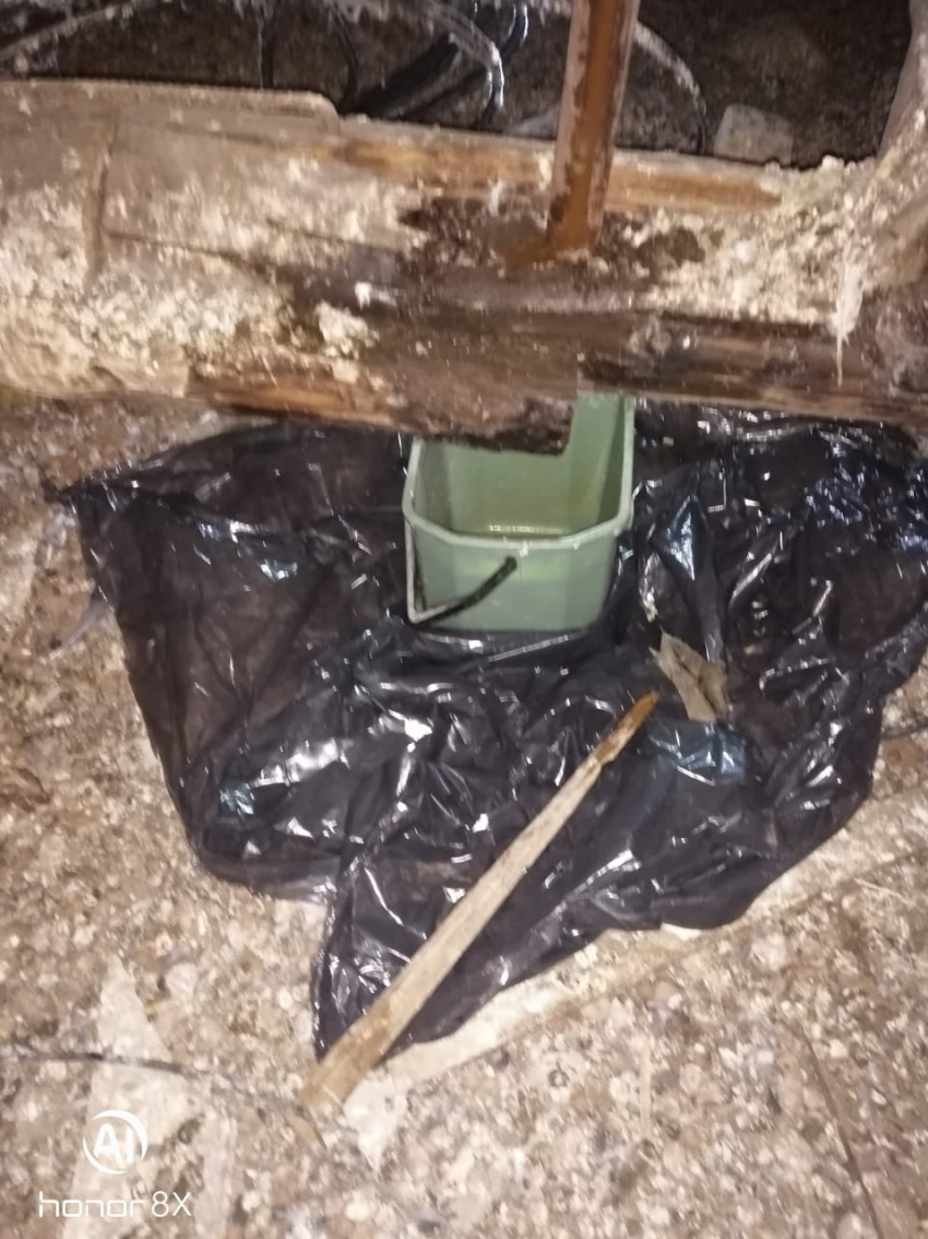 В Камышине управляющая компания «Эталон» г-на Сидоренко затыкает текущие от дождя крыши... половыми тряпками