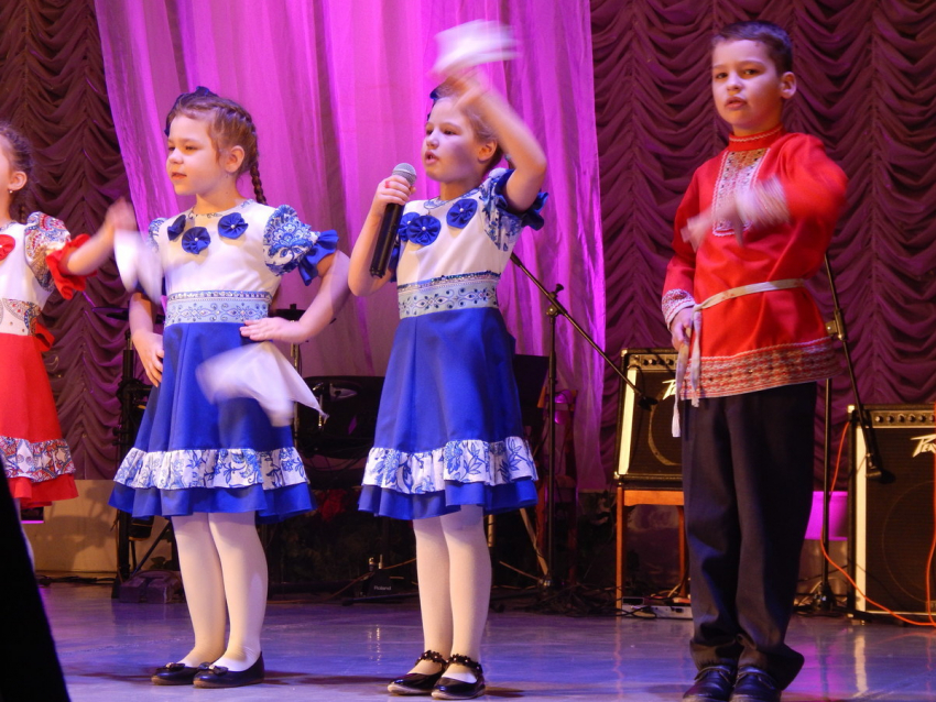 Переполненный зал ДК «Текстильщик» Камышина растрогали юные исполнители