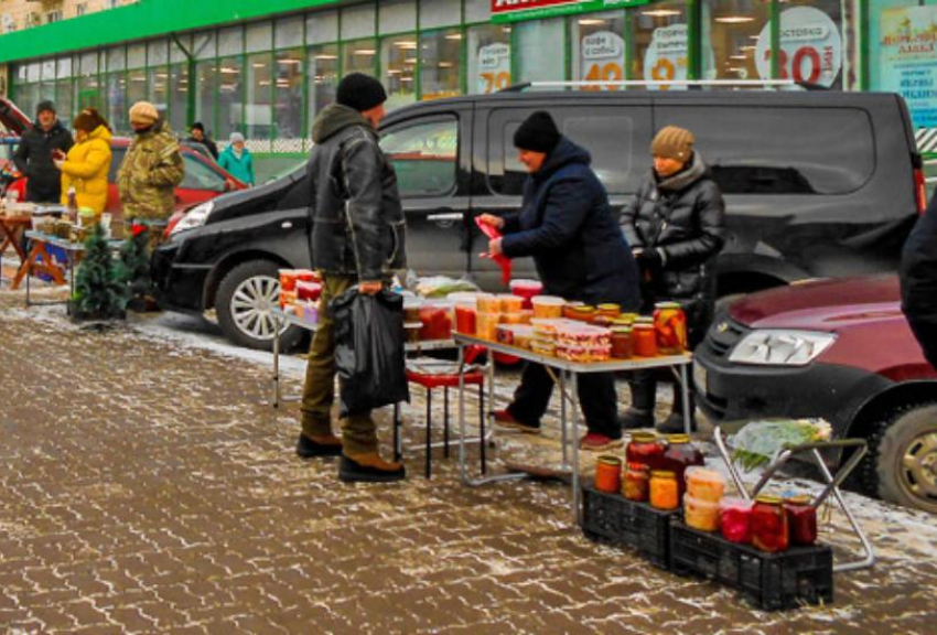 Камышинские хозяйки продают по 50 банок домашних закруток в день на «безнадзорном» рынке на улице Ленина