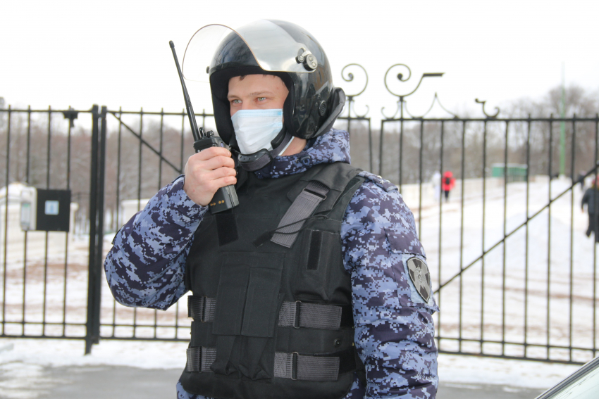 В Камышине росгвардейцы задержали молодую воровку, позарившуюся на мобильник студентки