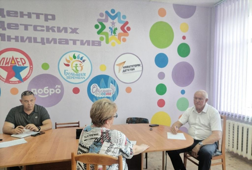 Спикер Камышинской городской думы Владимир Пономарев о чем-то поговорил с горожанами