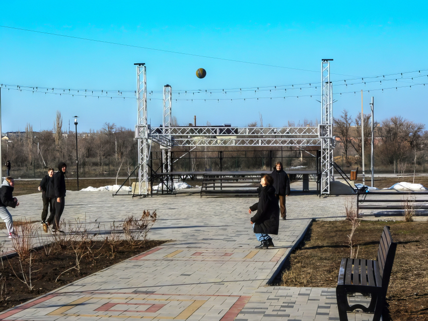 Подростки, как могут, развлекаются в парке Текстильщиков в Камышине с началом весны (ВИДЕО)