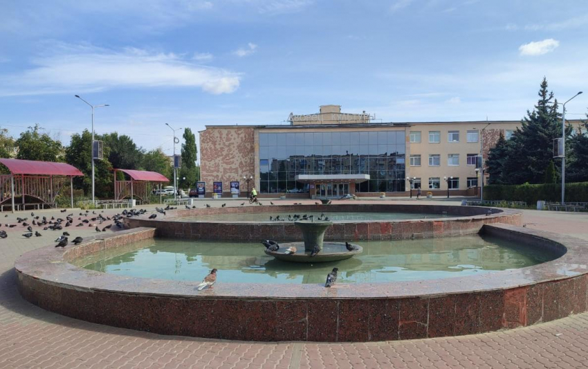 Почему в Камышине некому вымыть болото в чаше фонтана на улице Ленина? - камышанка