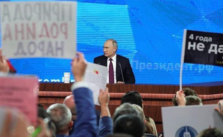 В первые ряды задающих вопросы Владимиру Путину прорвался волгоградский журналист
