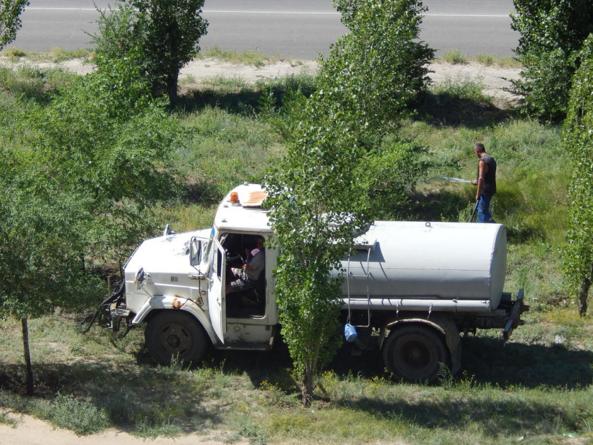Августовское пекло выгнало на маршруты все водовозки муниципального «Благоустройства» Камышина