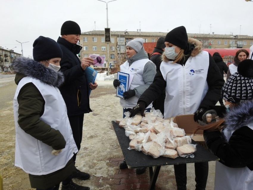 В Камышине волонтеры предлагали горожанам приобщиться к акции «Блокадный хлеб» символической «пайкой» в 125 граммов