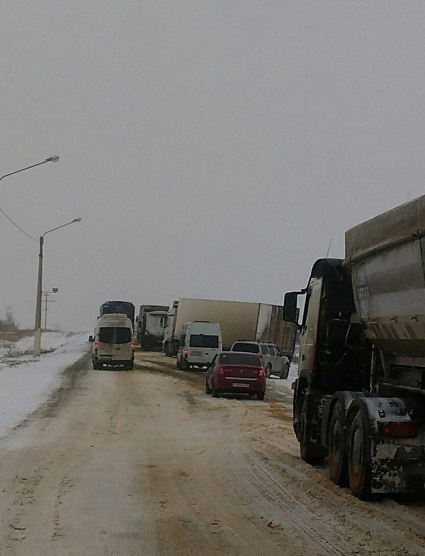 Камышане выложили в сети фото пробок по дороге из Камышина в Волгоград с припиской «не суйтесь"