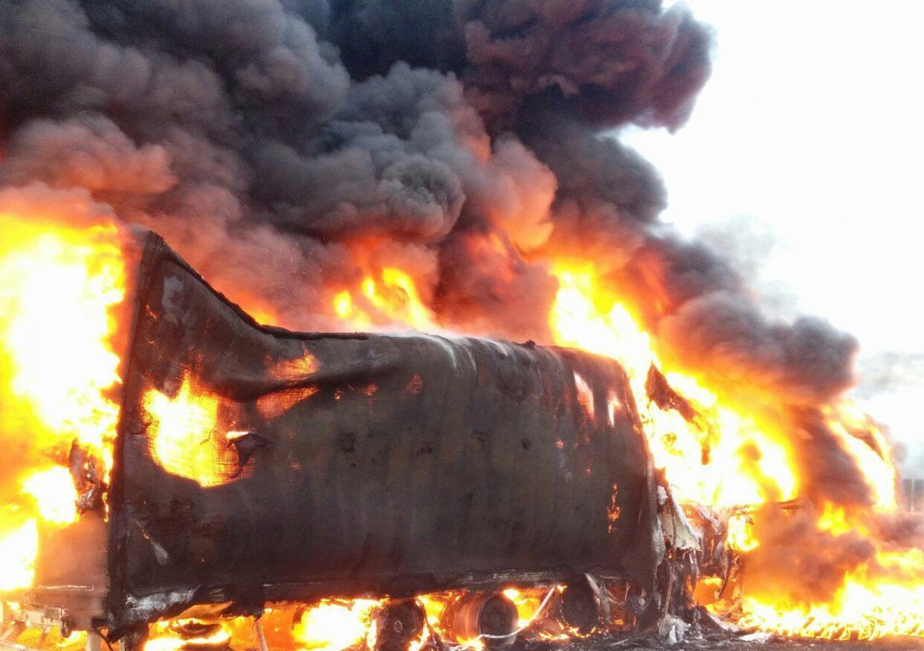 На федеральной трассе в Камышинском районе водитель большегруза сгорел заживо в кабине вспыхнувшего автомобиля