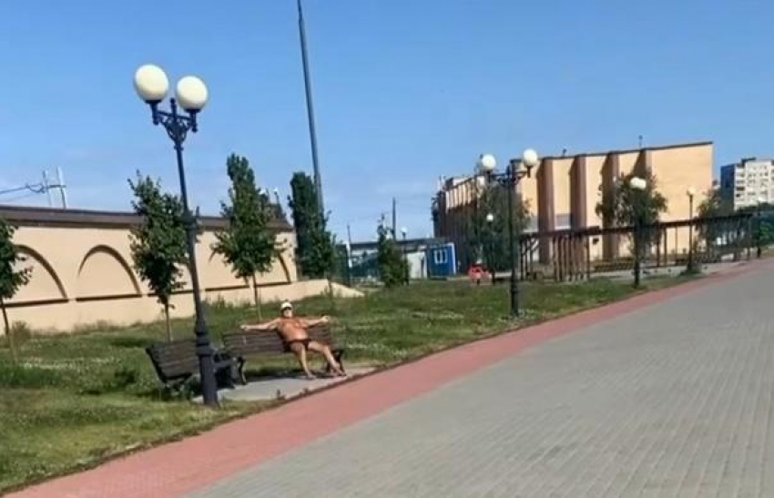 Для «голых» поз есть пляж, а центральная набережная - это общественное место! - камышанка