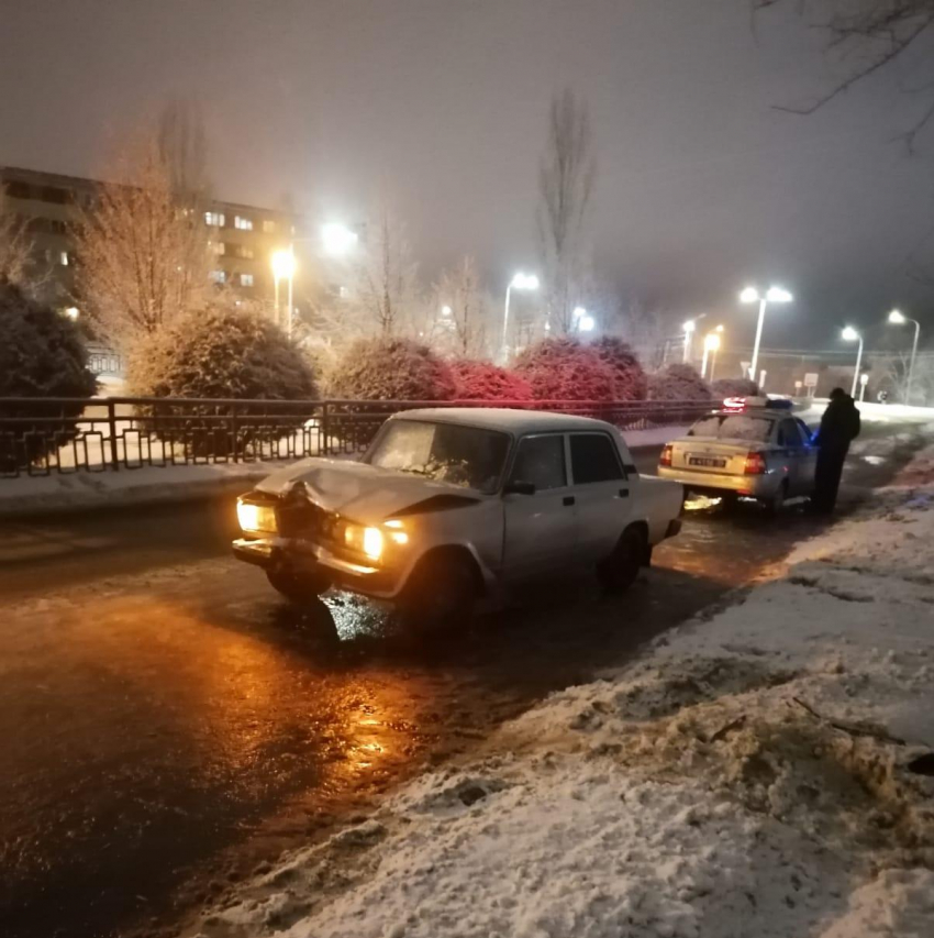 В Камышине сегодня вечером, 21 февраля, недалеко от памятника Маресьеву водитель влетел в столб