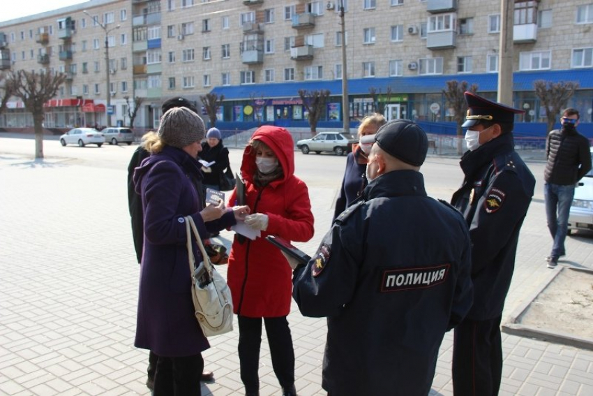 Чиновники Камышина вместе с полицией пошли пресекать нарушения режима самоизоляции