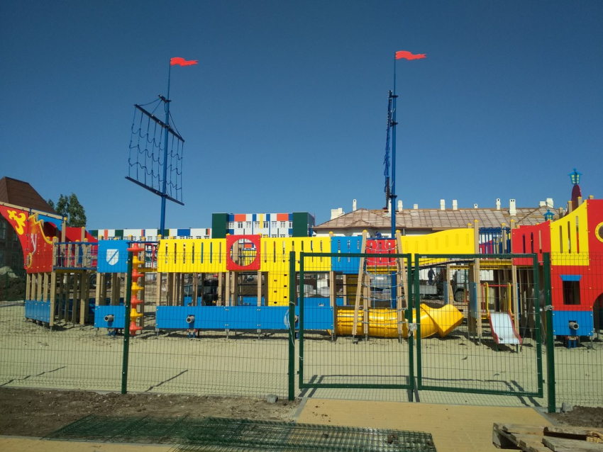 Детский игровой городок «Фрегат» у центральной набережной Камышина временно закрыли в связи с продолжением строительных работ