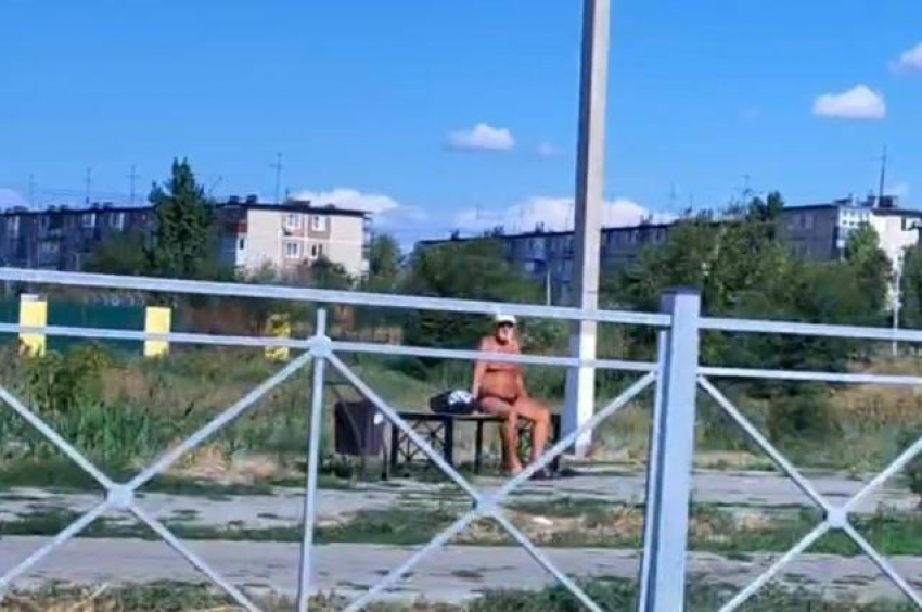 Камышанин устроил себе «пляж на лавочке", не отходя от дома