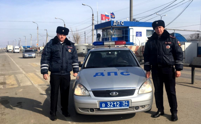 Полицейские спасли внезапно потерявшего сознание, бездыханного ребенка