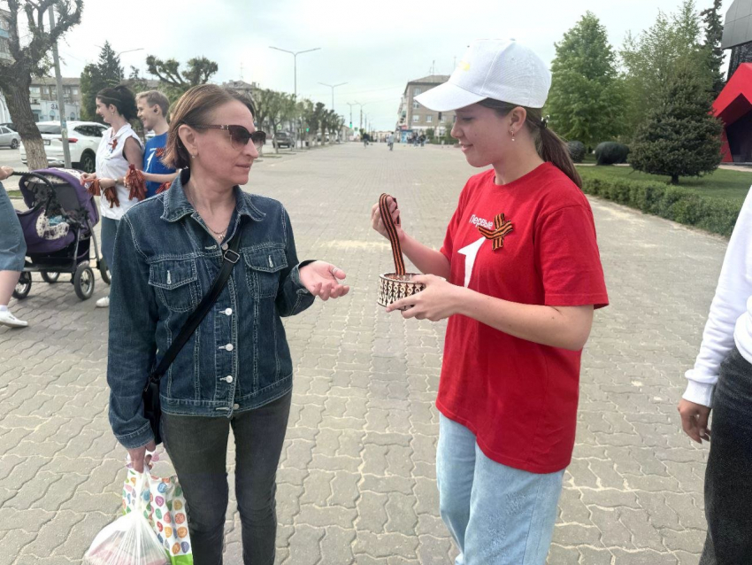 Камышанам на улице Ленина раздают Георгиевские ленточки