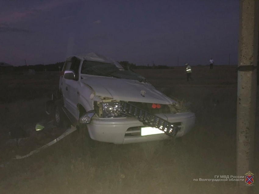 Перед полночью водитель не удержал на дороге свой «Ленд Крузер» и скончался на месте от удара