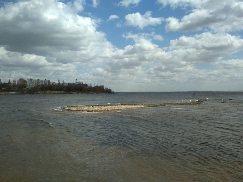 У Камышина из-за большого сброса воды через Волжскую ГЭС «всплыл» островок