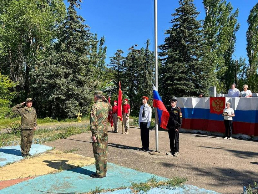 В детский лагерь «Солнечный» под Камышином сегодня, 27 мая, «заехала» оборонно-спортивная смена