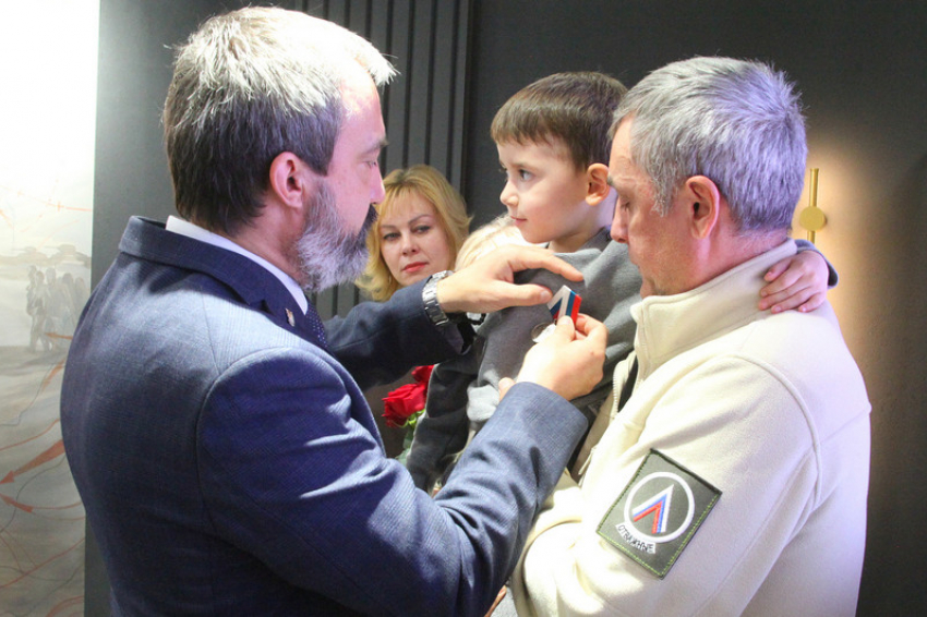 Медаль общественного признания «Отец солдата» вручили камышанину Сергею Алексеенкову