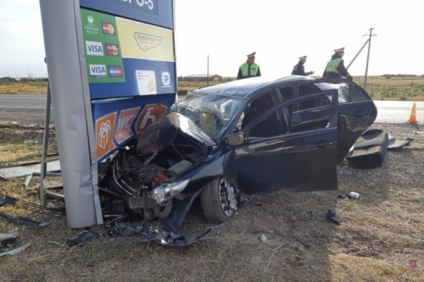 В жутком ДТП в Волгоградской области погибла женщина и попали в больницу трое маленьких детей