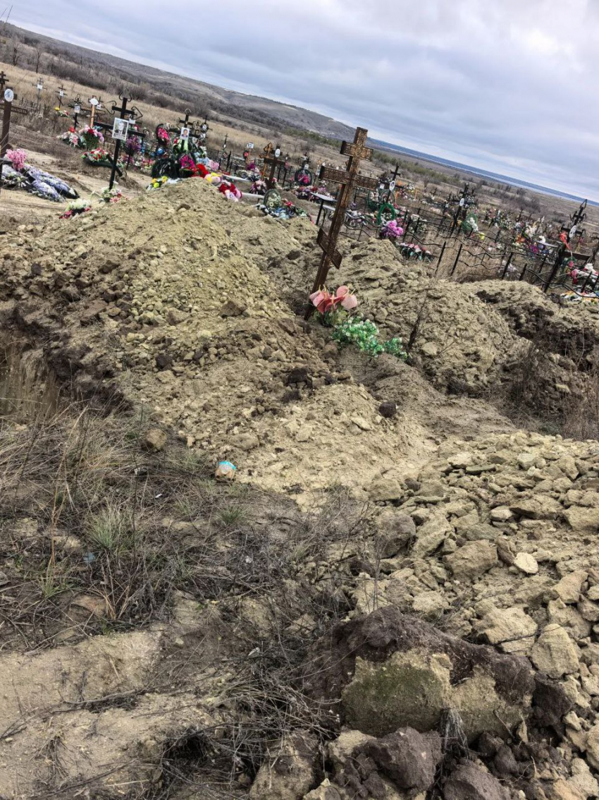 "Вы посмотрите, что творится на новом кладбище Камышина: могилы роют «друг на друга!", - камышанка