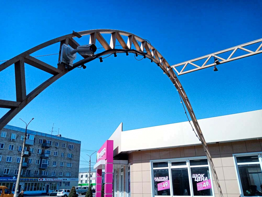 В Камышине установили больше сотни уличных камер, они распознают номера машин и лица, но...