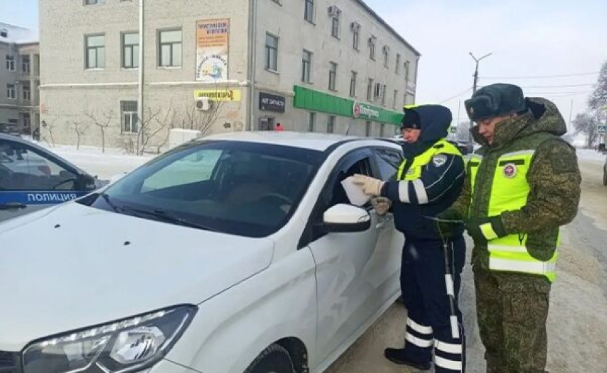 В Камышине все обледенело - госавтоинспекторы просят водителей «не гнать"