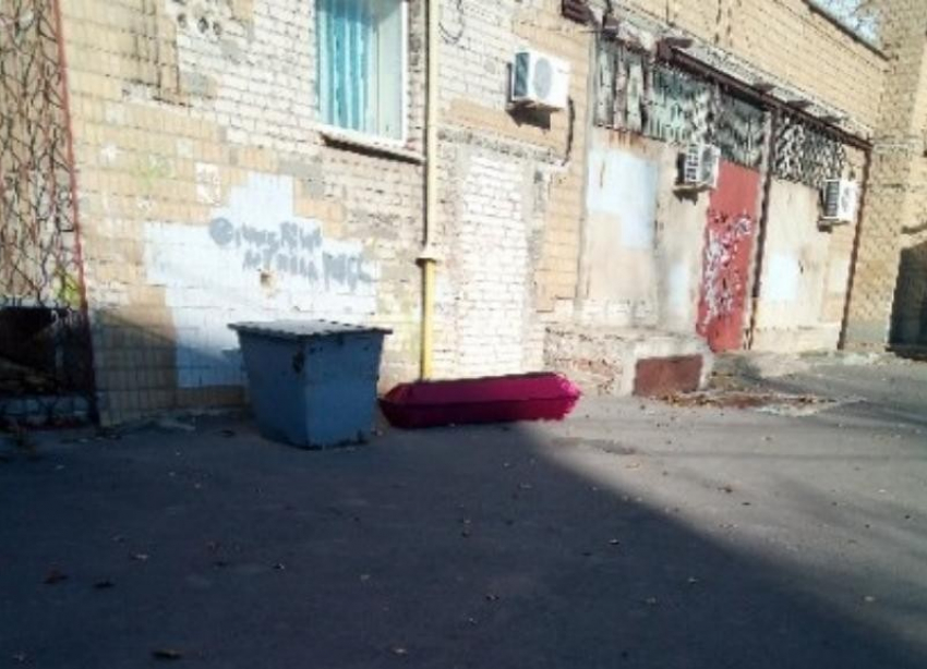 Выброшенный гроб рядом с детской больницей в центре города напугал волгоградцев, - «Блокнот Волгограда»  