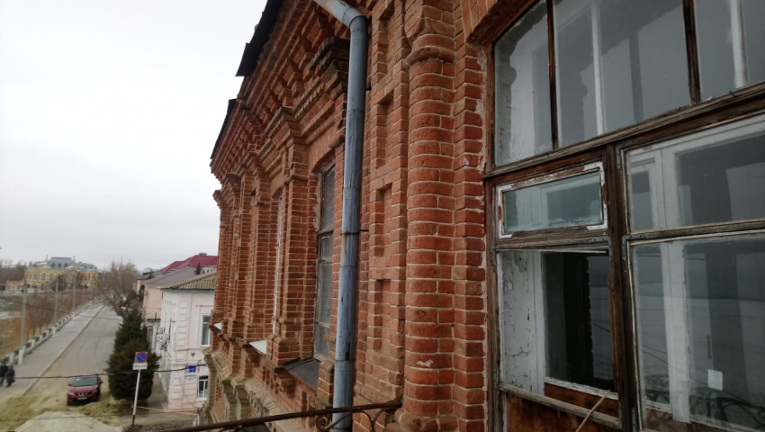Депутат Камышинской городской думы обратил внимание чиновников, что из стен старинных домов на голову прохожим вот-вот начнут срываться кирпичи