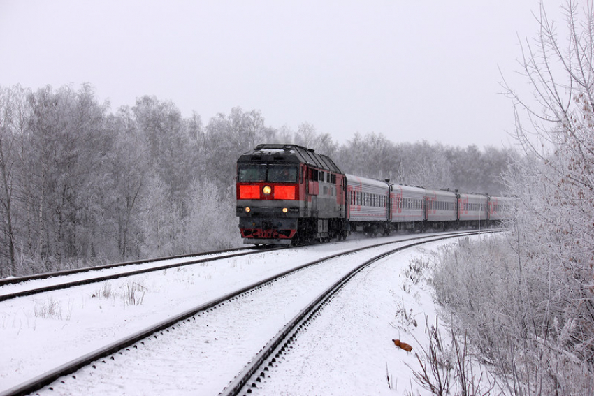 Несколько пассажирских поездов, которые следуют через станцию Петров Вал  в Камышинском районе, застряли из-за снегопада